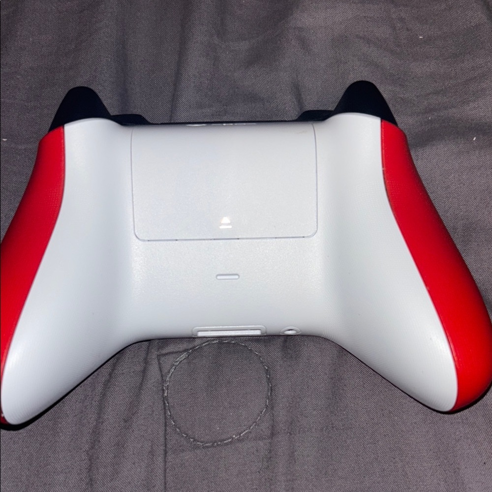 Red and Black Wireless Controller with Ergonomic Design - Picture 2 of 3